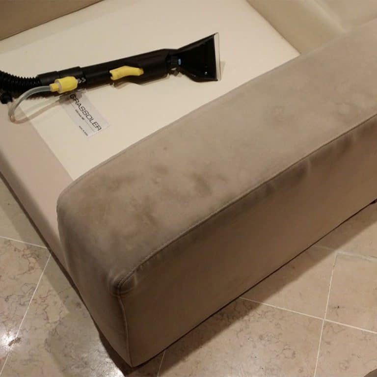 Sofá antes da limpeza - manchas e sujidade visível